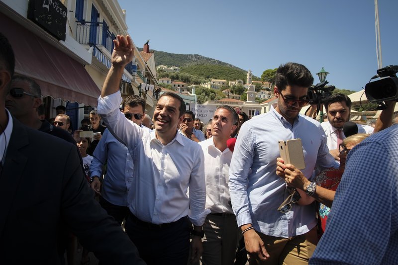 «Οι πρώτοι μετα-μνημονιακοί περίπατοι» -Αγκαλιές, selfies και διάγγελμα Τσίπρα στην Ιθάκη | iefimerida.gr 2