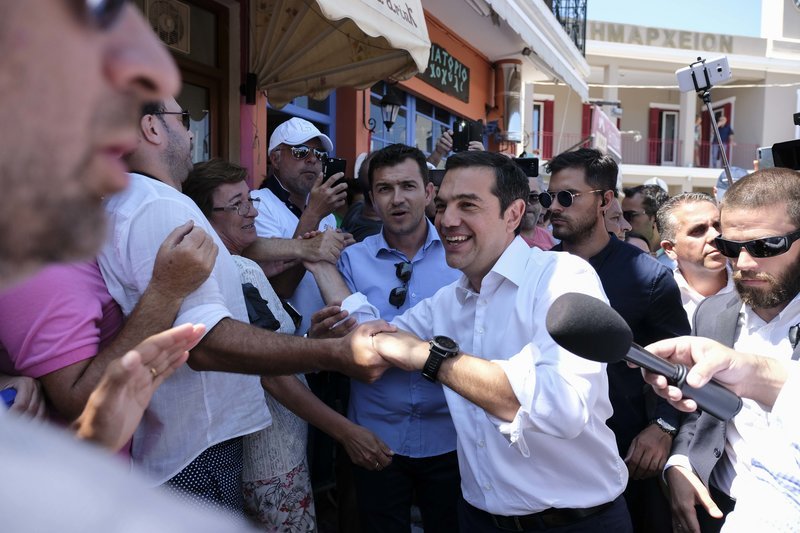 «Οι πρώτοι μετα-μνημονιακοί περίπατοι» -Αγκαλιές, selfies και διάγγελμα Τσίπρα στην Ιθάκη | iefimerida.gr 3