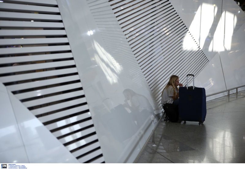 Από ηλιοθεραπεία μέχρι υπνάκο στις καρέκλες -Πώς περνούν την ώρα τους οι τουρίστες στο «Ελ. Βενιζέλος» [εικόνες] | iefimerida.gr 5