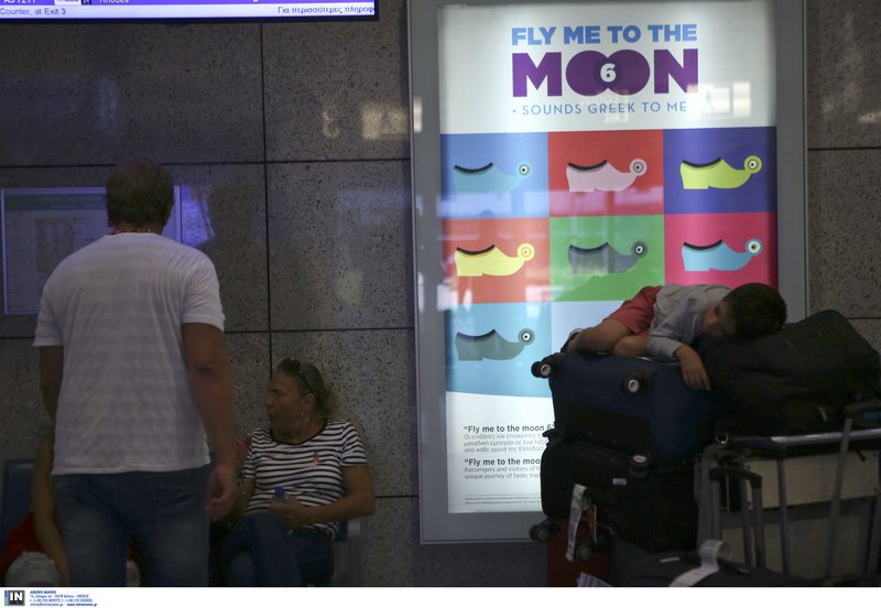 Από ηλιοθεραπεία μέχρι υπνάκο στις καρέκλες -Πώς περνούν την ώρα τους οι τουρίστες στο «Ελ. Βενιζέλος» [εικόνες] | iefimerida.gr 2