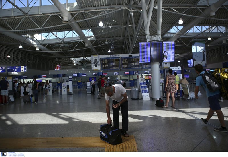 Από ηλιοθεραπεία μέχρι υπνάκο στις καρέκλες -Πώς περνούν την ώρα τους οι τουρίστες στο «Ελ. Βενιζέλος» [εικόνες] | iefimerida.gr 4