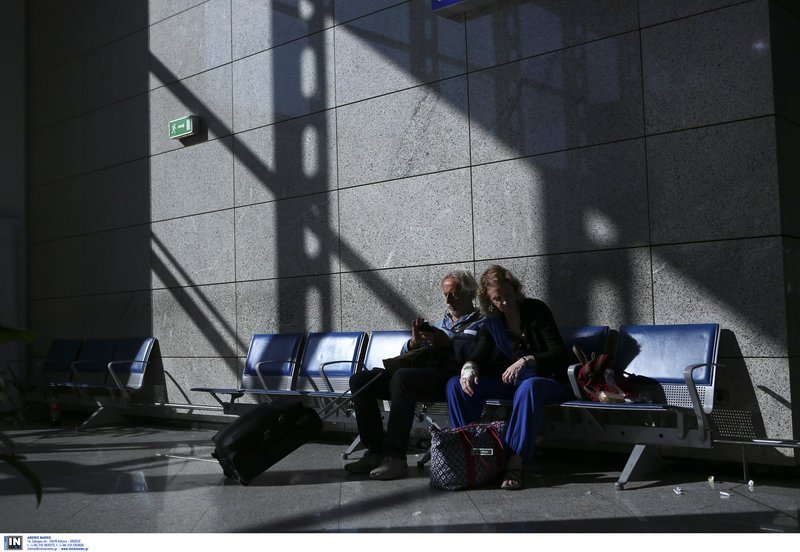 Από ηλιοθεραπεία μέχρι υπνάκο στις καρέκλες -Πώς περνούν την ώρα τους οι τουρίστες στο «Ελ. Βενιζέλος» [εικόνες] | iefimerida.gr 3