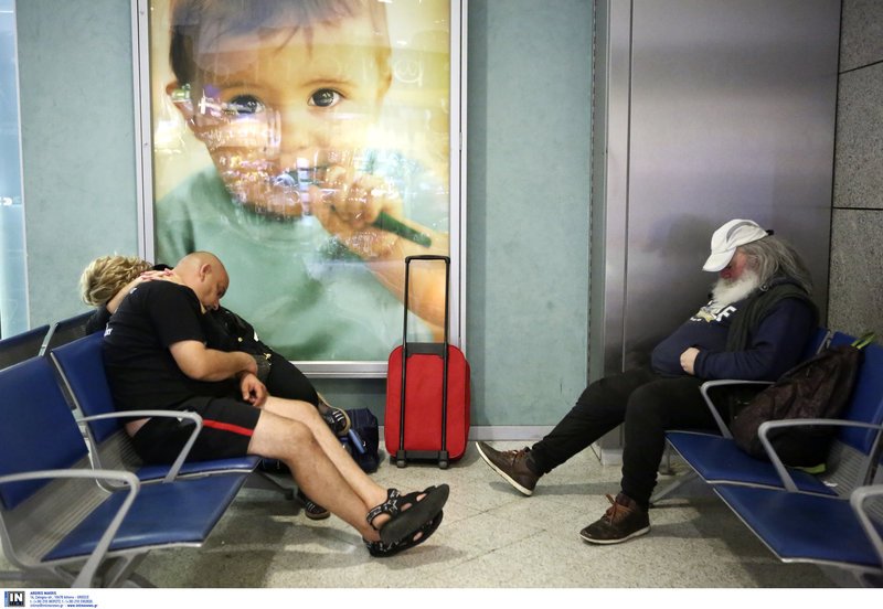 Από ηλιοθεραπεία μέχρι υπνάκο στις καρέκλες -Πώς περνούν την ώρα τους οι τουρίστες στο «Ελ. Βενιζέλος» [εικόνες] | iefimerida.gr 0