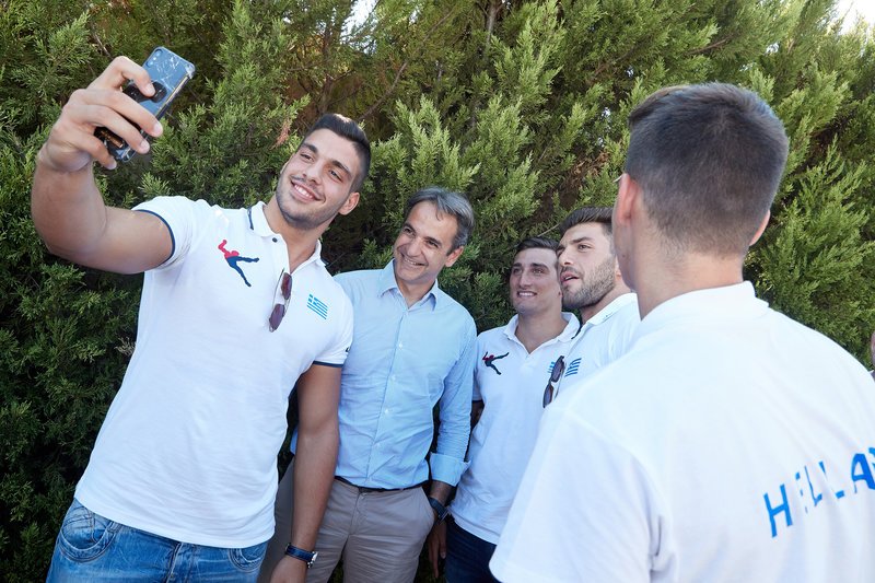 Μητσοτάκης σε πολίστες: Οπως εσείς δεν μπήκατε στην Εθνική με μέσο, έτσι κι εγώ θα επιλέξω τους συνεργάτες μου  | iefimerida.gr 0