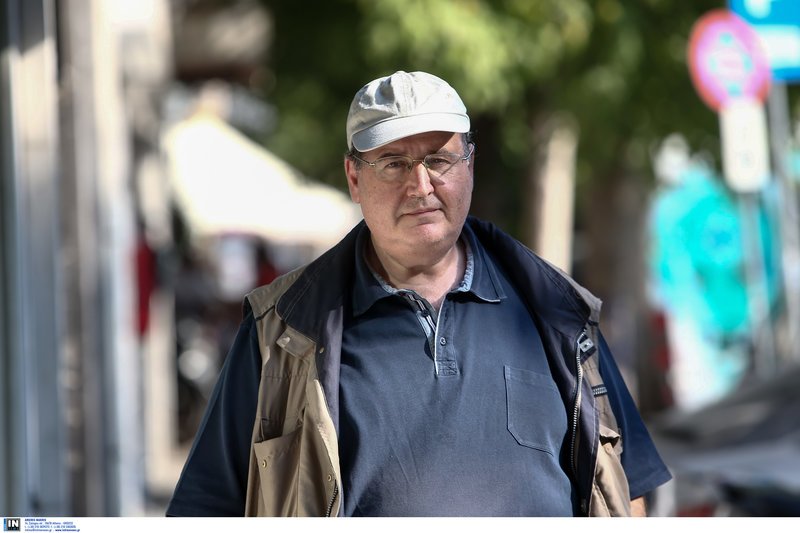 Ο Νίκος Φίλης με καπελάκι προσέρχεται στην κομματική συνεδρίαση