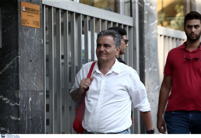 Ο Ευκλείδης Τσακαλώτος με το γνωστό κόκκινο σακίδιο στην Κουμουνδούρου