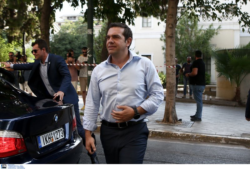 Ο Αλέξης Τσίπρας προσέρχεται στη συνεδρίαση του Πολιτικού Συμβουλίου του ΣΥΡΙΖΑ