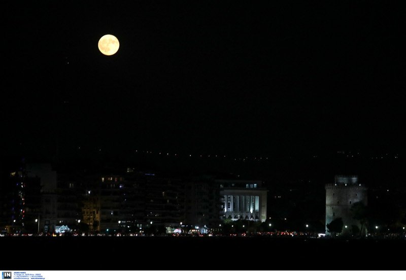 Ολοστρόγγυλο και φωτεινό -Μαγεύει το τελευταίο φεγγάρι του καλοκαιριού [εικόνες] | iefimerida.gr 5