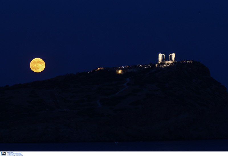 Ολοστρόγγυλο και φωτεινό -Μαγεύει το τελευταίο φεγγάρι του καλοκαιριού [εικόνες] | iefimerida.gr 3