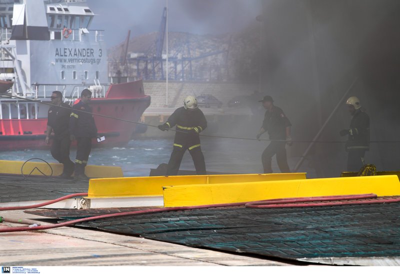 Ακόμη καίει η φωτιά στο πλοίο «Βενιζέλος» -Πυροσβέστες: «Δύσκολη κατάσταση, δεν ξέρουμε πώς θα εξελιχθεί» [εικόνες & βίντεο] | iefimerida.gr 0