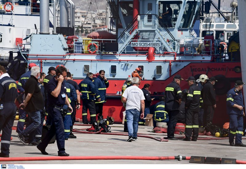 Ακόμη καίει η φωτιά στο πλοίο «Βενιζέλος» -Πυροσβέστες: «Δύσκολη κατάσταση, δεν ξέρουμε πώς θα εξελιχθεί» [εικόνες & βίντεο] | iefimerida.gr 3