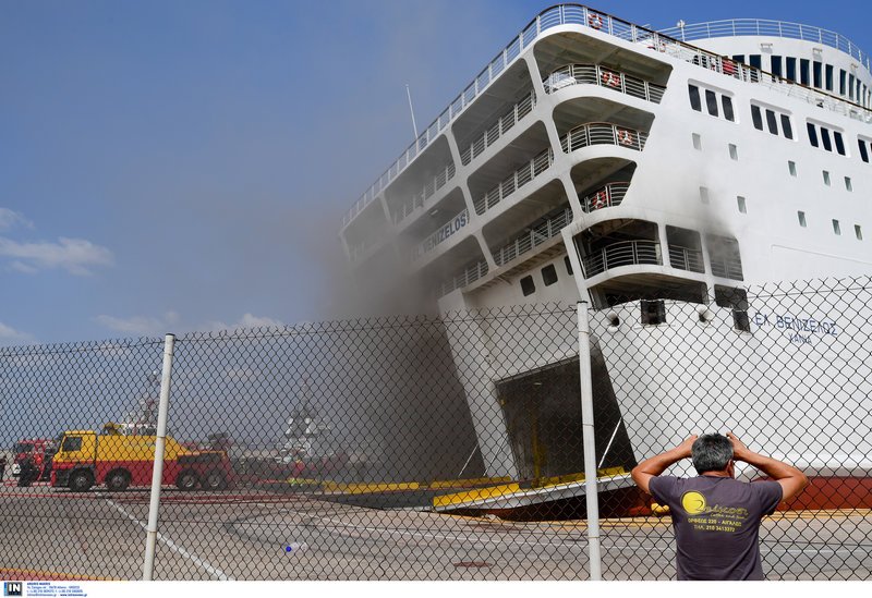 Ακόμη καίει η φωτιά στο πλοίο «Βενιζέλος» -Πυροσβέστες: «Δύσκολη κατάσταση, δεν ξέρουμε πώς θα εξελιχθεί» [εικόνες & βίντεο] | iefimerida.gr 1