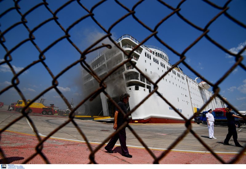 Ακόμη καίει η φωτιά στο πλοίο «Βενιζέλος» -Πυροσβέστες: «Δύσκολη κατάσταση, δεν ξέρουμε πώς θα εξελιχθεί» [εικόνες & βίντεο] | iefimerida.gr 5
