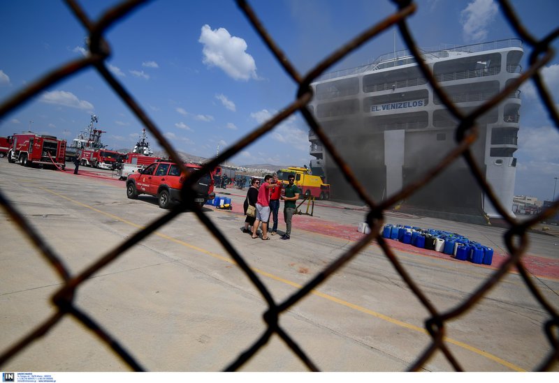 Ακόμη καίει η φωτιά στο πλοίο «Βενιζέλος» -Πυροσβέστες: «Δύσκολη κατάσταση, δεν ξέρουμε πώς θα εξελιχθεί» [εικόνες & βίντεο] | iefimerida.gr 4