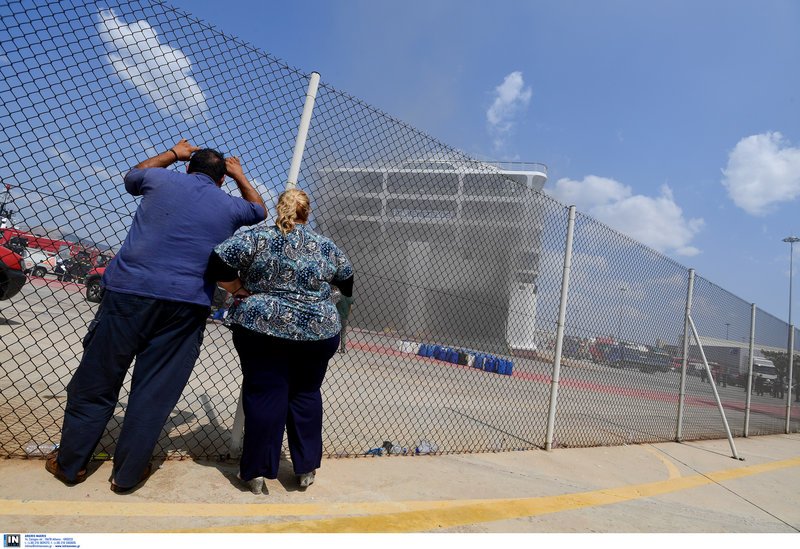 Ακόμη καίει η φωτιά στο πλοίο «Βενιζέλος» -Πυροσβέστες: «Δύσκολη κατάσταση, δεν ξέρουμε πώς θα εξελιχθεί» [εικόνες & βίντεο] | iefimerida.gr 2