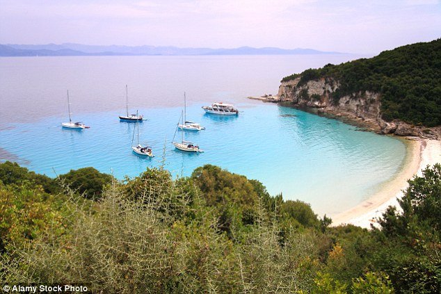 Μαγεμένη από το γαλάζιο των Παξών -Αρθρογράφος της Daily Mail παραληρεί για το νησί των Επτανήσων [εικόνες] | iefimerida.gr 4