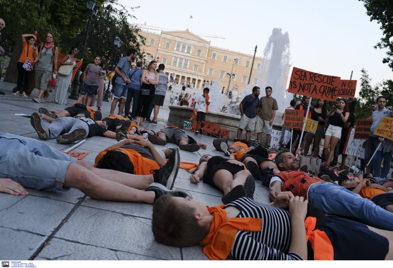 Συγκέντρωση προσφύγων στο Σύνταγμα -Διαμαρτυρήθηκαν για την ποινικοποίηση των διασώσεων στη Μεσόγειο | iefimerida.gr 3