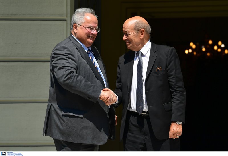 Ο Νίκος Κοτζιάς και ο Ζαν Υβ Λε Ντριαν/ Φωτογραφία intime news