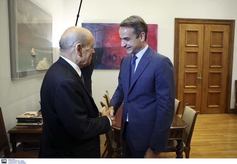 Ο Κυριάκος Μητσοτάκης και ο Ζαν Υβ Λε Ντριάν/ Φωτογραφία intime news