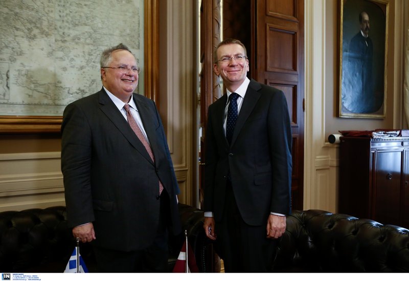 Ο Νίκος Κοτζιάς και ο Έντγκαρς Ρίνκεβιτς /Φωτογραφία intime news