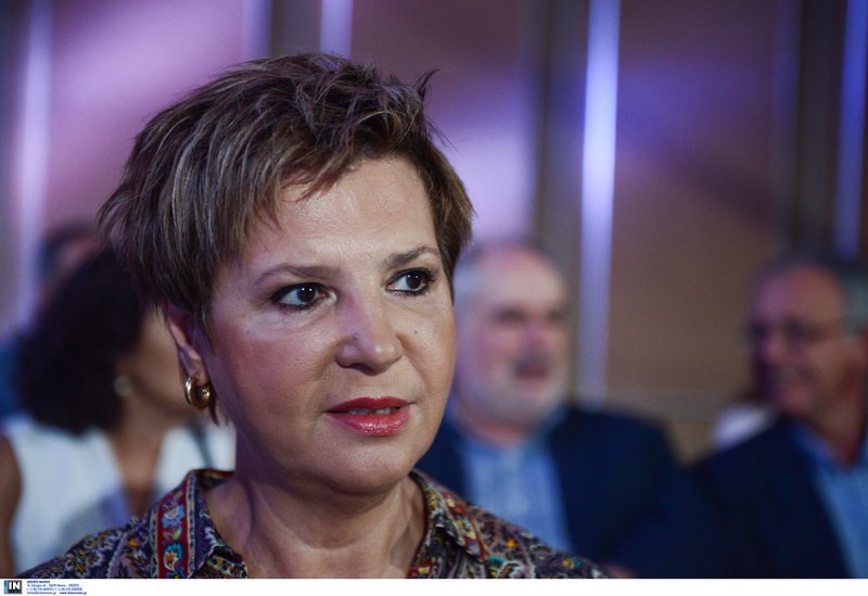 Τα πηγαδάκια στη συνέντευξη Τσίπρα: Νέα συνολάκια, φωσφοριζέ κραγιόν και η μοναχική υπουργός [εικόνες] | iefimerida.gr 22