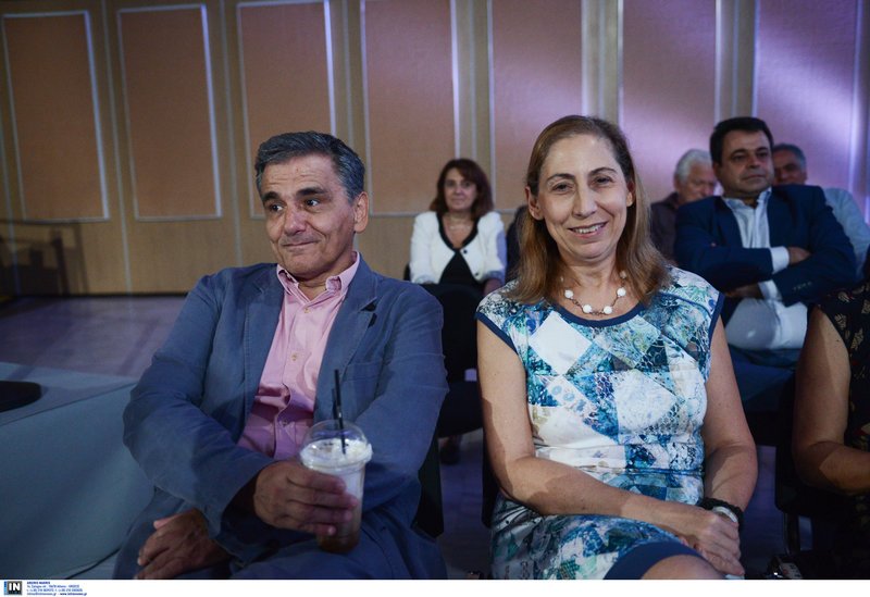 Τα πηγαδάκια στη συνέντευξη Τσίπρα: Νέα συνολάκια, φωσφοριζέ κραγιόν και η μοναχική υπουργός [εικόνες] | iefimerida.gr 6