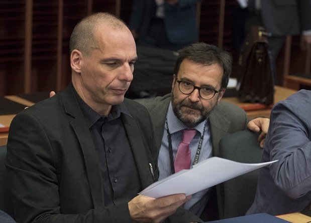 Eurogroup: Σφιγμένα χαμόγελα Βαρουφάκη και άλλη μία αμήχανη χειραψία με Ντάισελμπλουμ [εικόνες & βίντεο] | iefimerida.gr 9