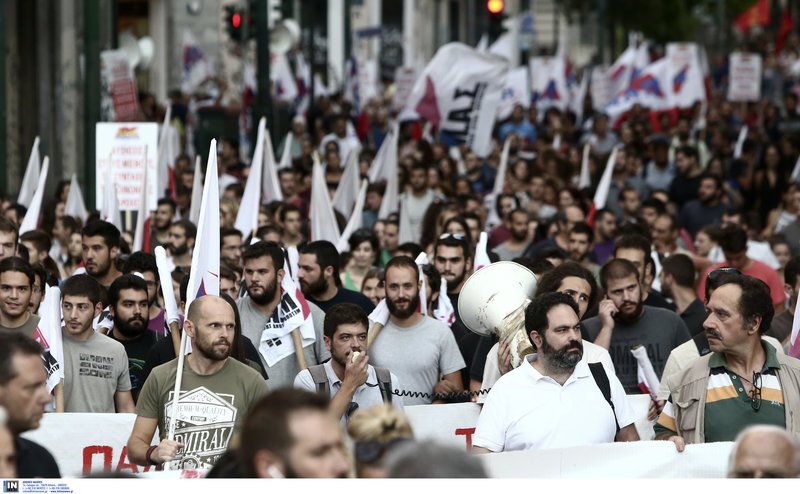 Πορεία του ΠΑΜΕ στη Βουλή κατά τις αντιλαϊκής πολιτικής της κυβέρνησης ΣΥΡΙΖΑ [εικόνες] | iefimerida.gr 4