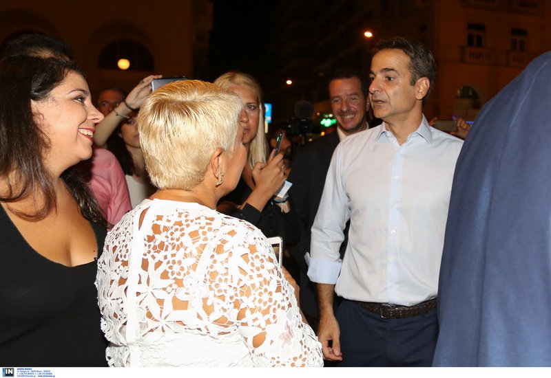 Θεσσαλονίκη: Η βόλτα του Μητσοτάκη στα στέκια νεολαίας -«Χωρίς ΜΑΤ» με selfies και χειραψίες [εικόνες & βίντεο] | iefimerida.gr 4