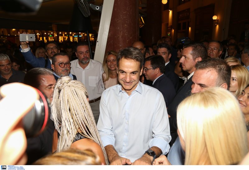 Θεσσαλονίκη: Η βόλτα του Μητσοτάκη στα στέκια νεολαίας -«Χωρίς ΜΑΤ» με selfies και χειραψίες [εικόνες & βίντεο] | iefimerida.gr 5