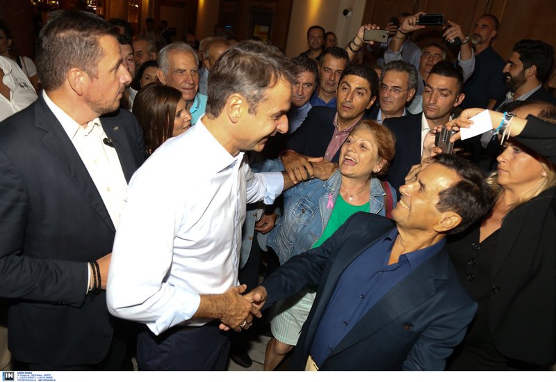 Θεσσαλονίκη: Η βόλτα του Μητσοτάκη στα στέκια νεολαίας -«Χωρίς ΜΑΤ» με selfies και χειραψίες [εικόνες & βίντεο] | iefimerida.gr 7