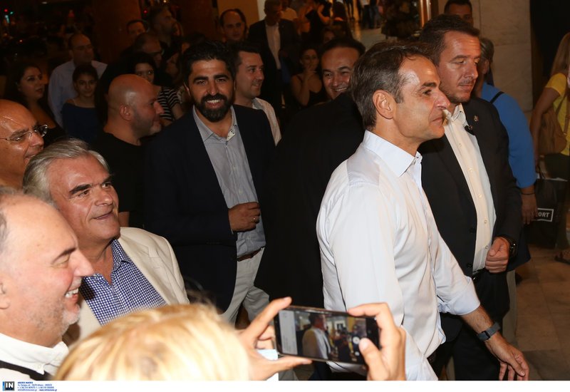 Θεσσαλονίκη: Η βόλτα του Μητσοτάκη στα στέκια νεολαίας -«Χωρίς ΜΑΤ» με selfies και χειραψίες [εικόνες & βίντεο] | iefimerida.gr 9