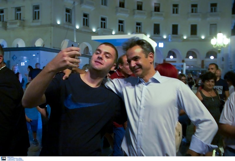 Θεσσαλονίκη: Η βόλτα του Μητσοτάκη στα στέκια νεολαίας -«Χωρίς ΜΑΤ» με selfies και χειραψίες [εικόνες & βίντεο] | iefimerida.gr 1