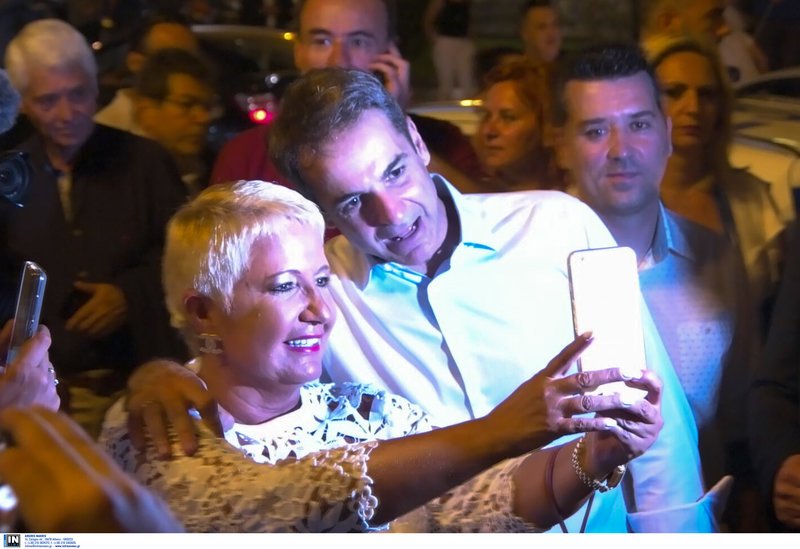 Θεσσαλονίκη: Η βόλτα του Μητσοτάκη στα στέκια νεολαίας -«Χωρίς ΜΑΤ» με selfies και χειραψίες [εικόνες & βίντεο] | iefimerida.gr 2