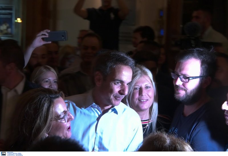 Θεσσαλονίκη: Η βόλτα του Μητσοτάκη στα στέκια νεολαίας -«Χωρίς ΜΑΤ» με selfies και χειραψίες [εικόνες & βίντεο] | iefimerida.gr 0