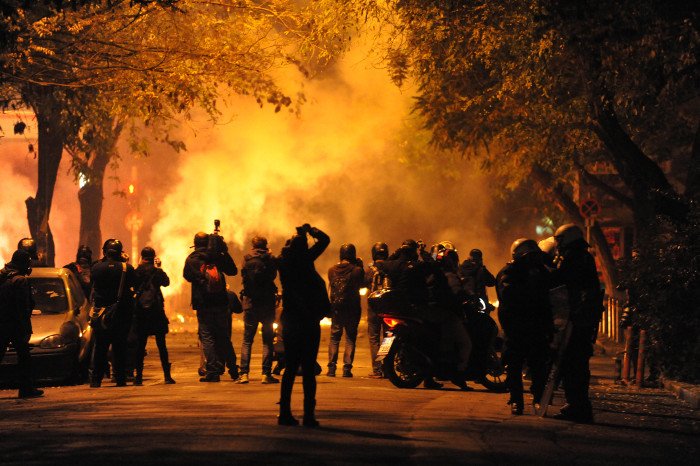 Κλεφτοπόλεμος ΜΑΤ-Κουκουλοφόρων στα Εξάρχεια [εικόνες & βίντεο] | iefimerida.gr 8