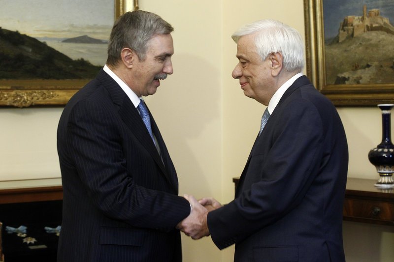 Ο Πρόεδρος της Δημοκρατίας, κ. Προκόπιος Παυλόπουλος, υποδέχεται στο Προεδρικό Μέγαρο τον Πρόεδρο του Ιδρύματος Ωνάση, Δρα Αντώνη Παπαδημητρίου