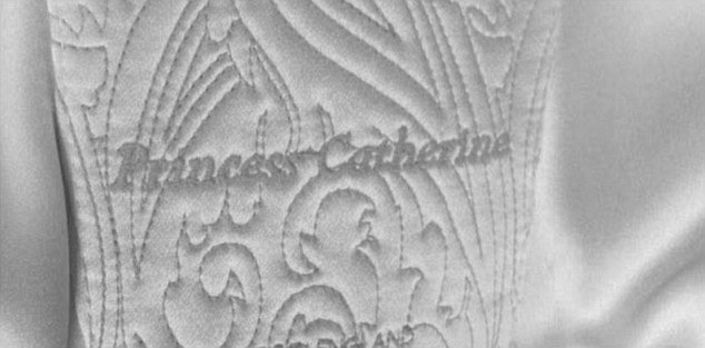 Οι ρόμπες των 10.000 ευρώ που φορούν στο σπίτι τους ο Γουίλιαμ και η Κέιτ [εικόνες] | iefimerida.gr 2