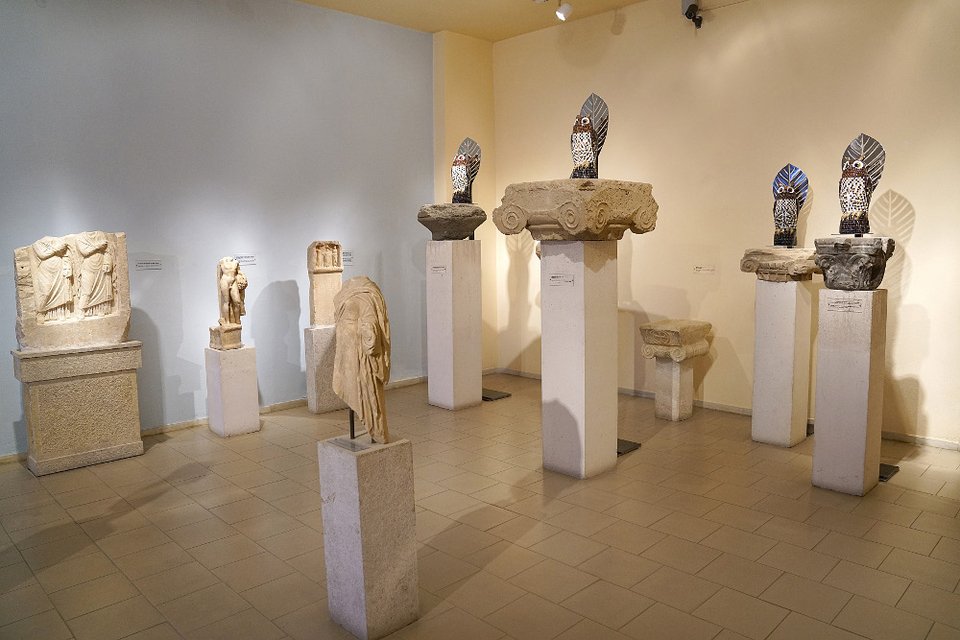 Γκαλερί CITRONNE: Τεράστιες κουκουβάγιες από μέταλλο και γυαλί πλάι σε αρχαιότητες στον Πόρο [εικόνες]  | iefimerida.gr 0