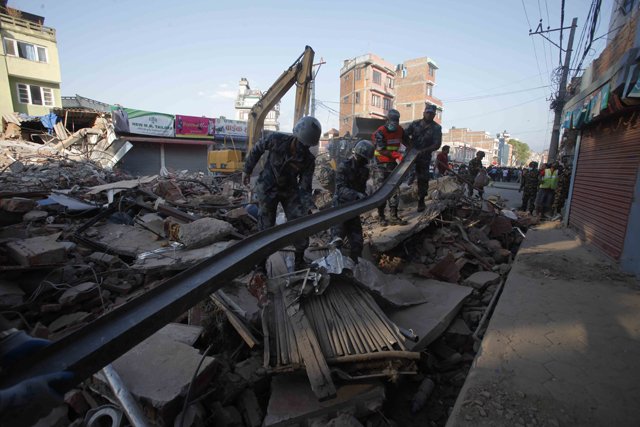 Θρίλερ με αμερικανικό ελικόπτερο στο Νεπάλ: Φόβοι ότι έπεσε ενώ έψαχνε επιζώντες από το σεισμό [εικόνες] | iefimerida.gr 1