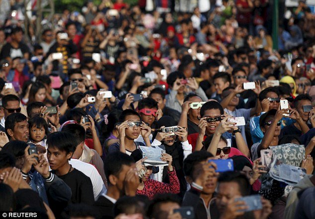 Εντυπωσιακά καρέ από την ολική έκλειψη Ηλίου -Η στιγμή που οι ασιατικές χώρες βυθίστηκαν στο σκοτάδι [εικόνες] | iefimerida.gr 8