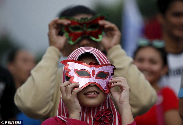 Εντυπωσιακά καρέ από την ολική έκλειψη Ηλίου -Η στιγμή που οι ασιατικές χώρες βυθίστηκαν στο σκοτάδι [εικόνες] | iefimerida.gr 10