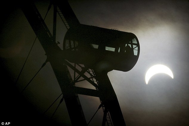 Εντυπωσιακά καρέ από την ολική έκλειψη Ηλίου -Η στιγμή που οι ασιατικές χώρες βυθίστηκαν στο σκοτάδι [εικόνες] | iefimerida.gr 2