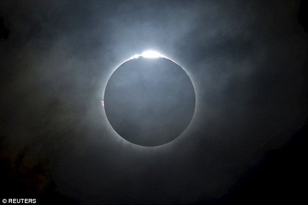 Εντυπωσιακά καρέ από την ολική έκλειψη Ηλίου -Η στιγμή που οι ασιατικές χώρες βυθίστηκαν στο σκοτάδι [εικόνες] | iefimerida.gr 0