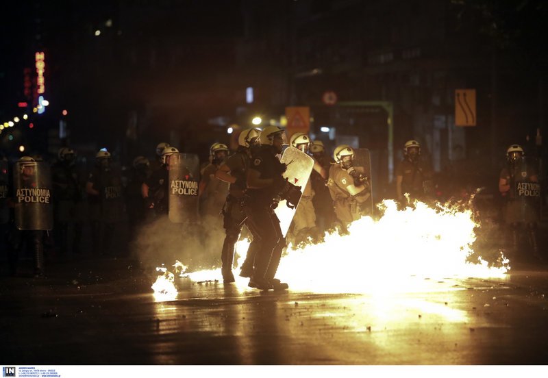Επεισόδια στις πορείες για τον Φύσσα -Σοκ από τον σοβαρό τραυματισμό 19χρονης  [εικόνες & βίντεο] | iefimerida.gr 12
