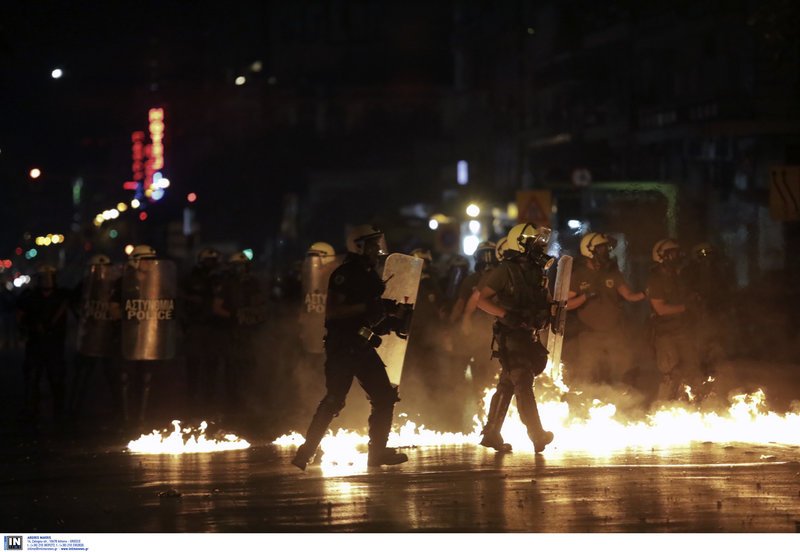 Επεισόδια στις πορείες για τον Φύσσα -Σοκ από τον σοβαρό τραυματισμό 19χρονης  [εικόνες & βίντεο] | iefimerida.gr 11