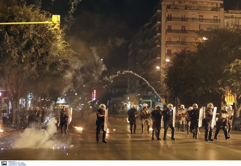 Επεισόδια στις πορείες για τον Φύσσα -Σοκ από τον σοβαρό τραυματισμό 19χρονης  [εικόνες & βίντεο] | iefimerida.gr 10