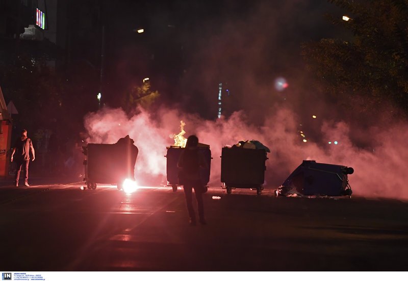 Επεισόδια στις πορείες για τον Φύσσα -Σοκ από τον σοβαρό τραυματισμό 19χρονης  [εικόνες & βίντεο] | iefimerida.gr 32