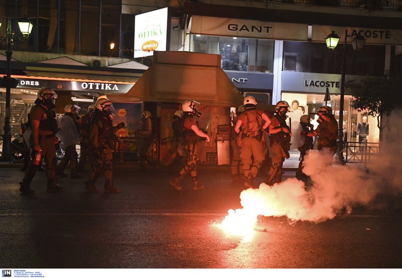 Επεισόδια στις πορείες για τον Φύσσα -Σοκ από τον σοβαρό τραυματισμό 19χρονης  [εικόνες & βίντεο] | iefimerida.gr 31