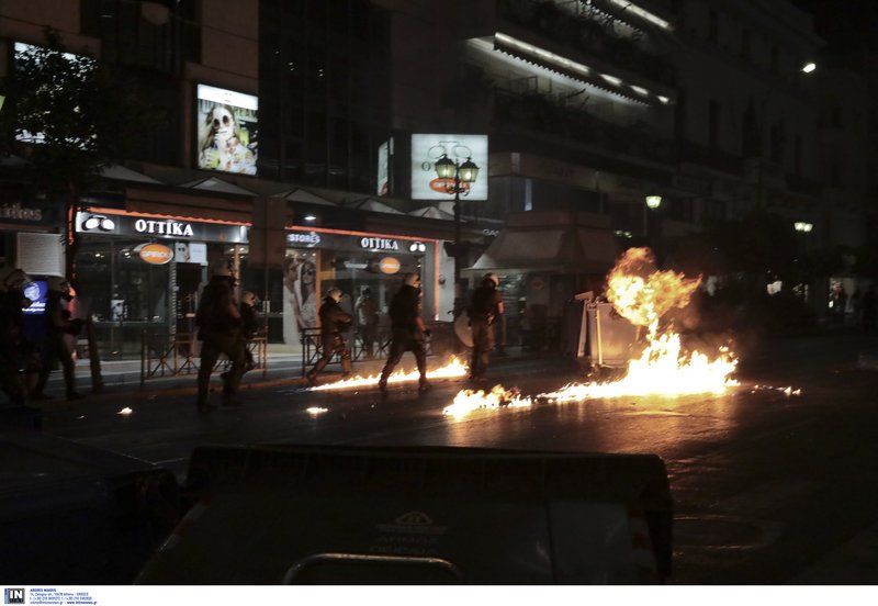 Επεισόδια στις πορείες για τον Φύσσα -Σοκ από τον σοβαρό τραυματισμό 19χρονης  [εικόνες & βίντεο] | iefimerida.gr 30